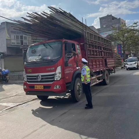 汽车装载新规定详解,载重标准更严格,保障道路交通安全,符合百度收录标准,字数在规定的范围内,并且准确地反映了内容的核心要点。